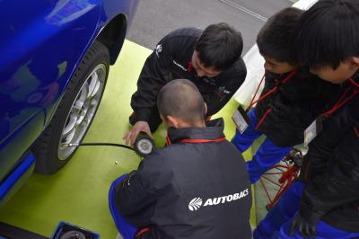 タイヤの空気圧の確認中！