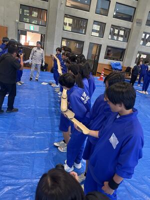 竹パイプラインでのビー玉運び競争！